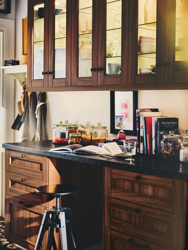 ENKÖPING walnut effect shaker kitchen with base cabinets with 4 drawers and wall cabinets with transparent glass.