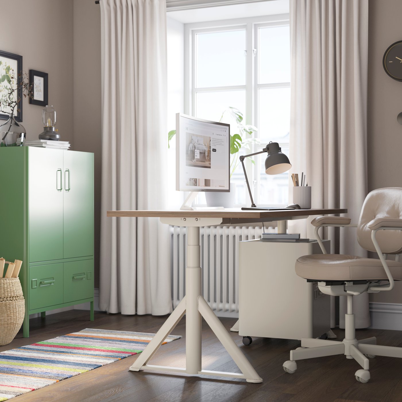 A brown/beige IDÅSEN desk sit/stand