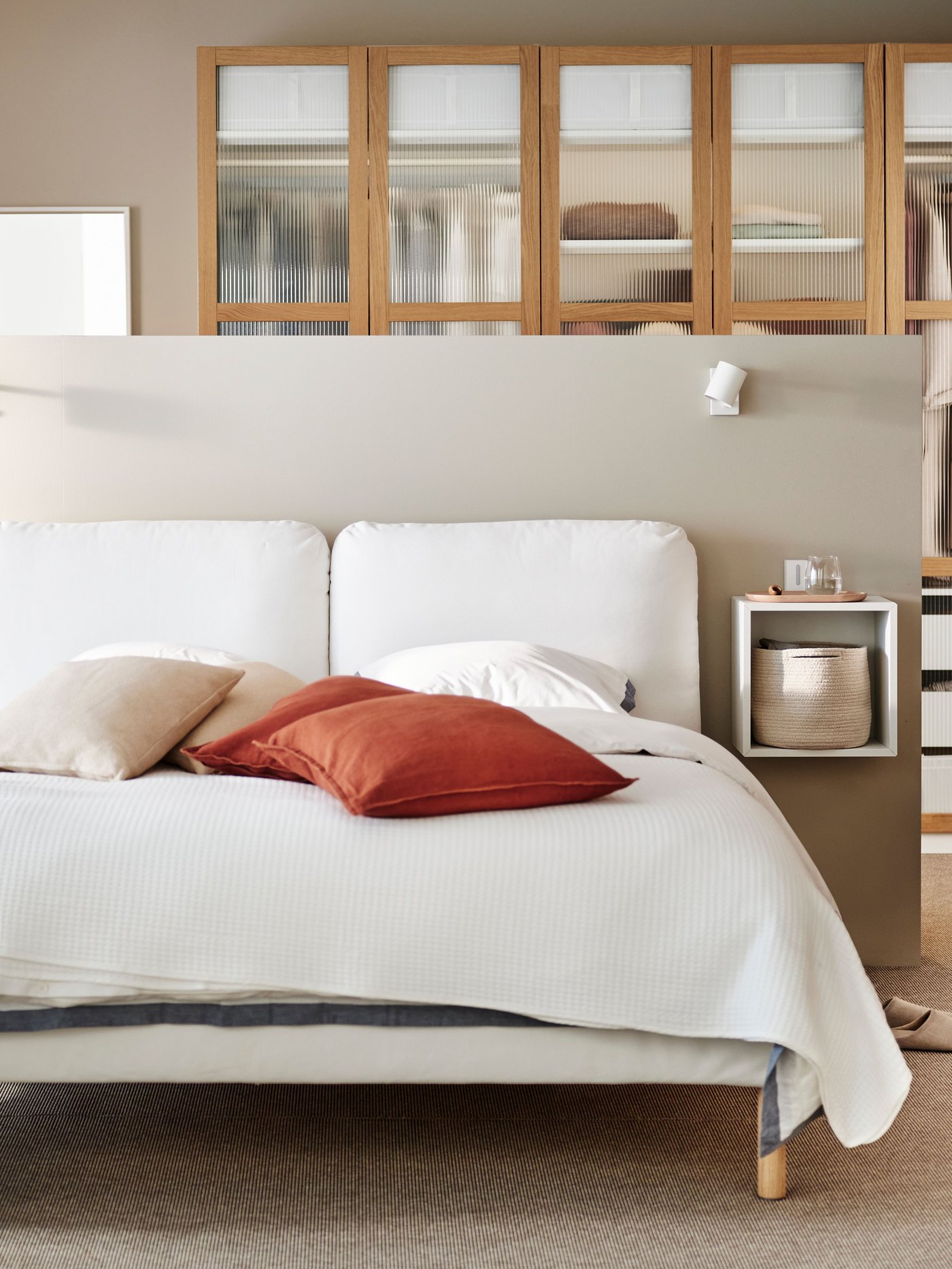 En vit säng i japandistil fotad framifrån.