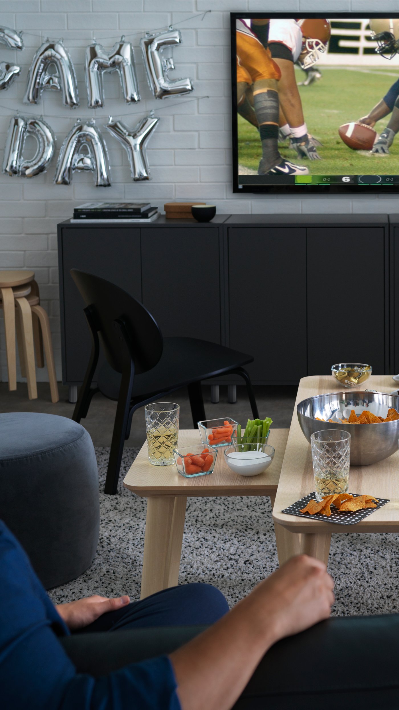 En BLANDA BLANK serveringsskål i rustfritt stål i stuen.