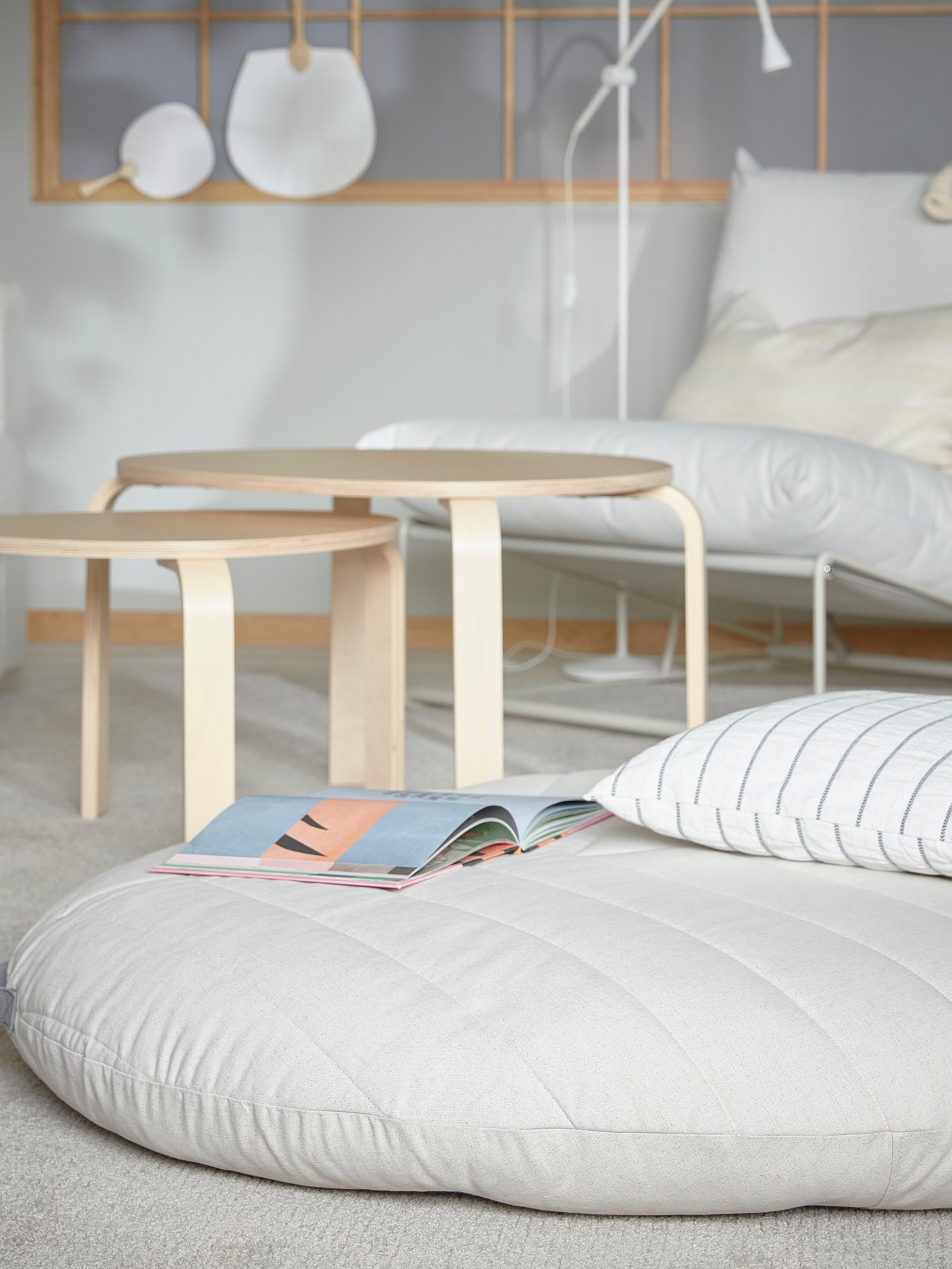 Kusyen duduk DIHULT dengan pemegang diletakkan di atas ambal ruang tamu, dan ia menyediakan tempat duduk yang selesa dan luas untuk kanak-kanak.