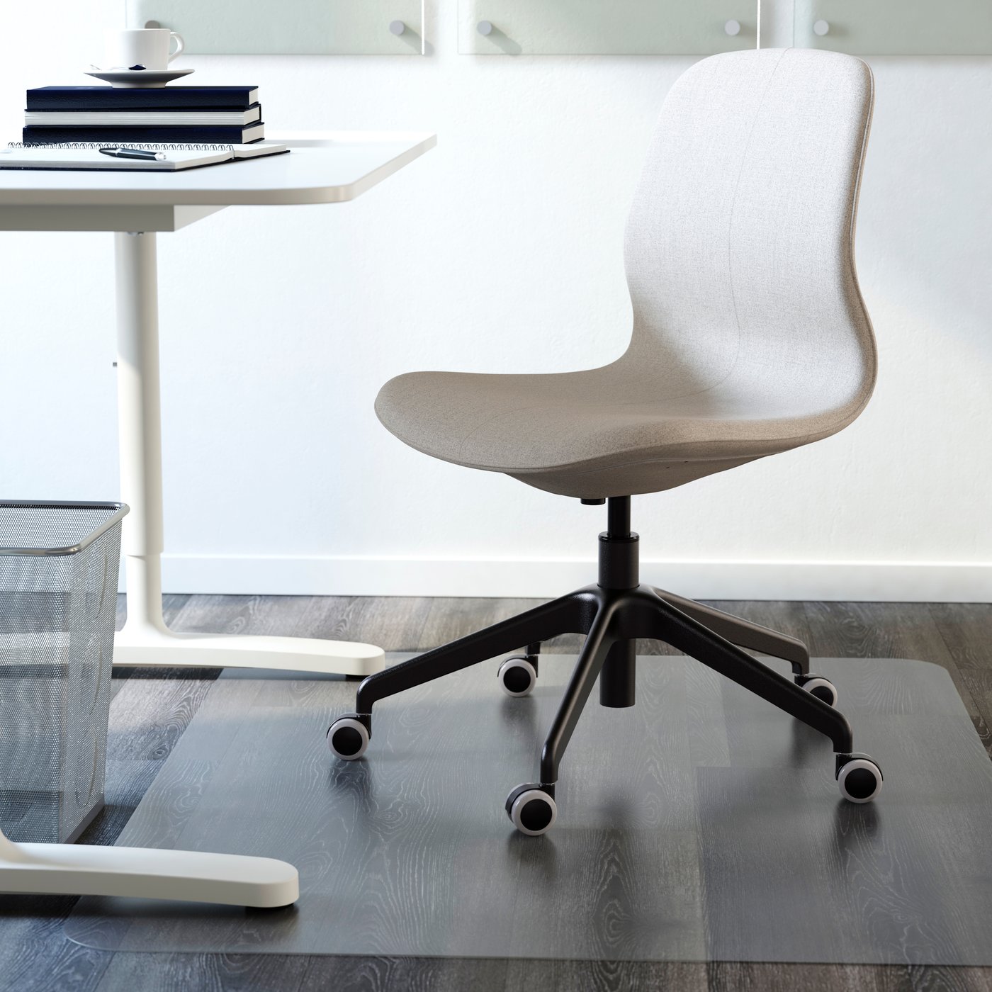 A Gunnared beige/black LÅNGFJÄLL conference chair