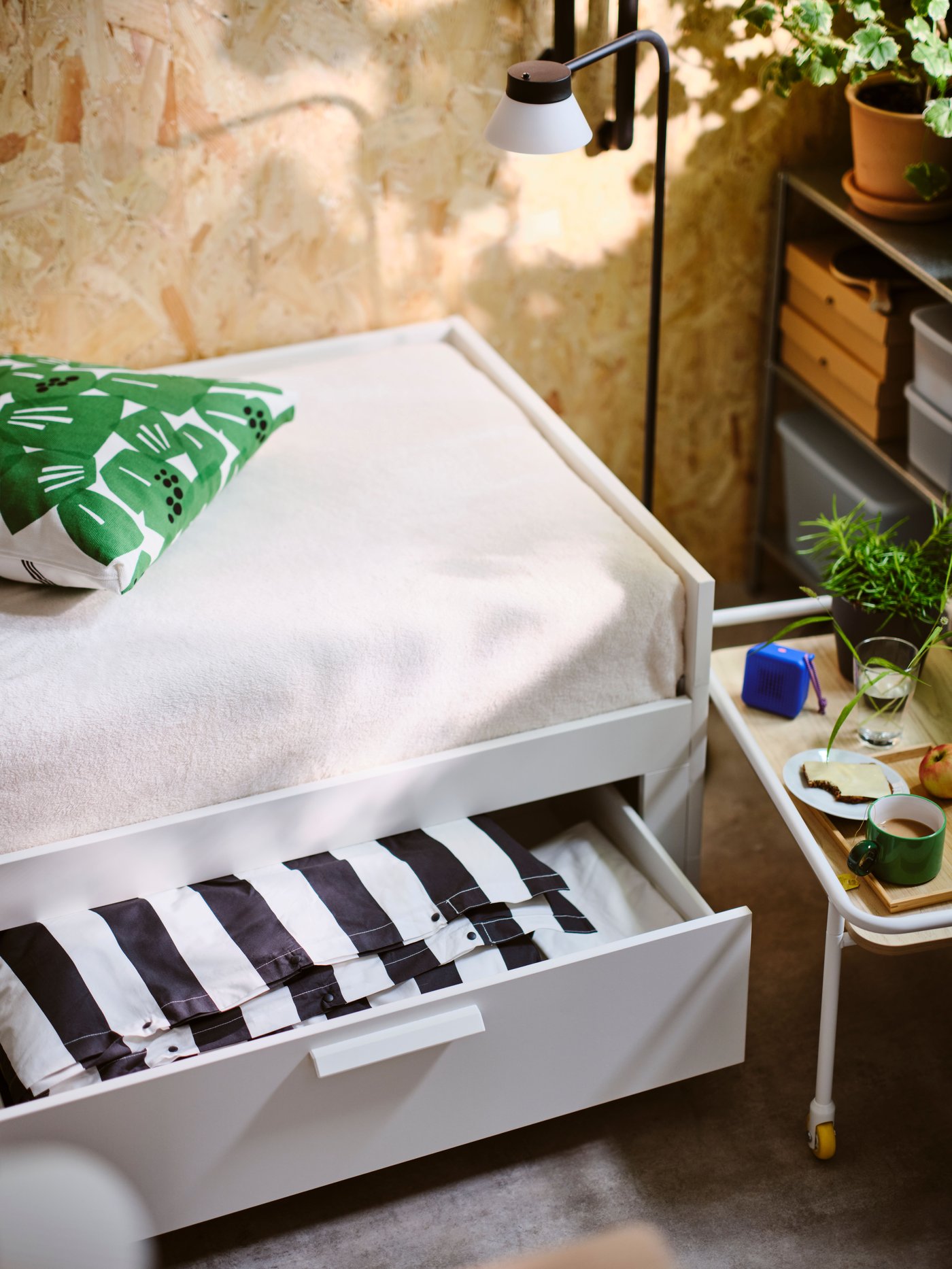 Un calaix obert del divan BRIMNES.