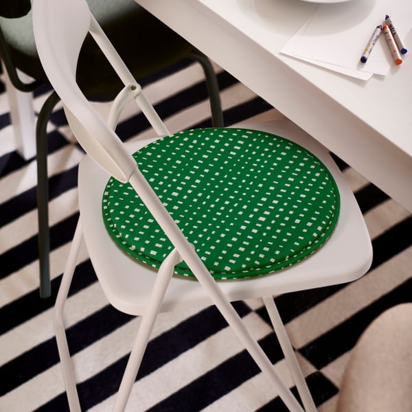 A green/white ÄNGSFRÄKEN chair pad