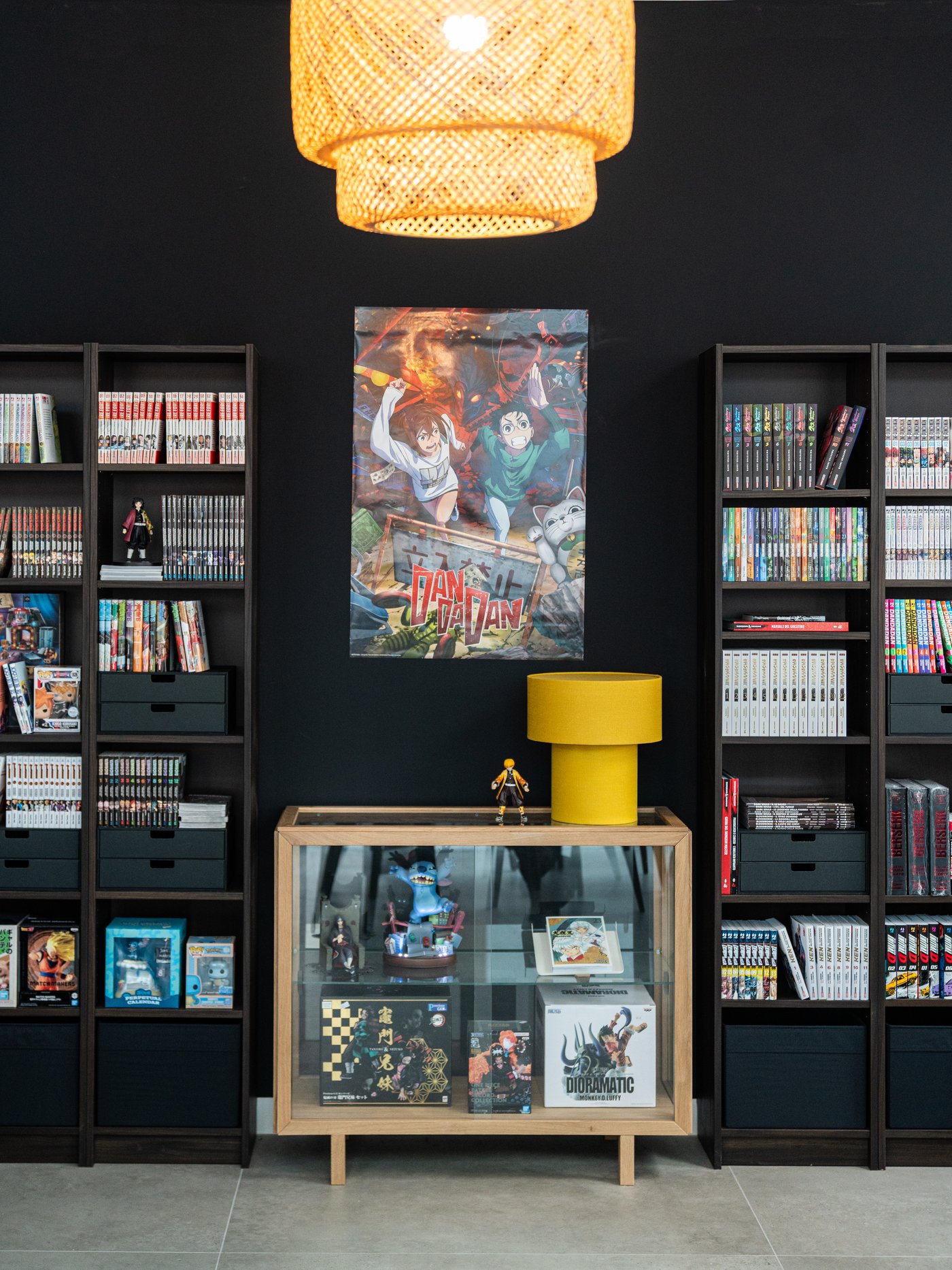 Un vetrina con sopra una lampada da tavolo STOCKHOLM 2025. All'interno della vetrina ci sono delle scatole di LEGO e giochi da tavolo.