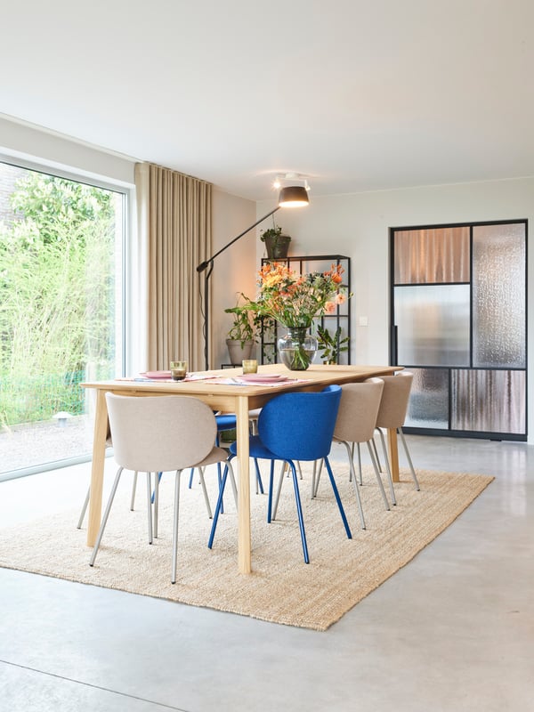 Un tapis LOHALS naturel, tissé à plat, dans la salle à manger