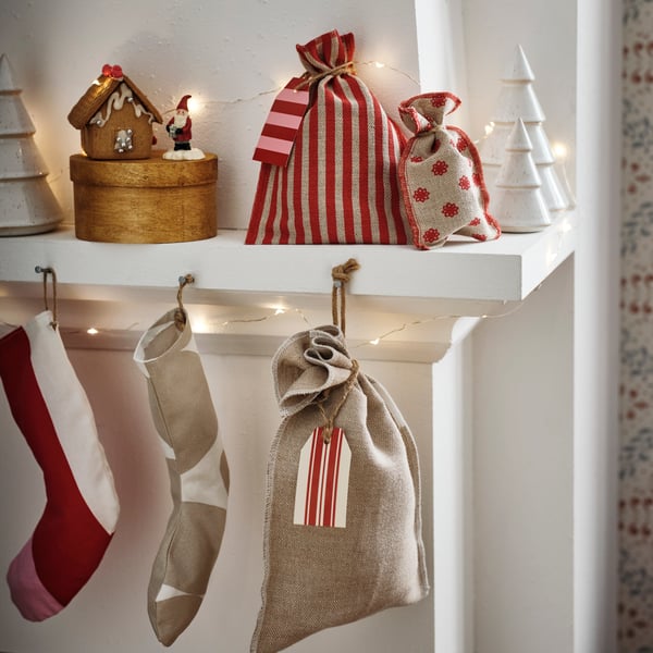 A mixed patterns/jute red VINTERFINT gift bag