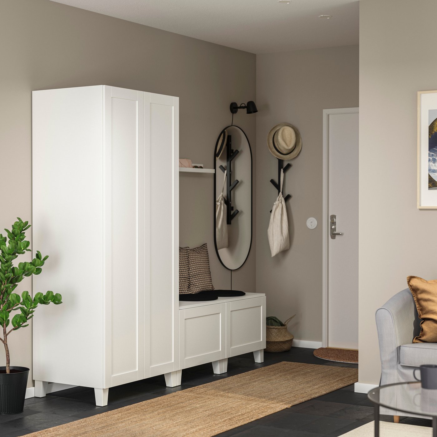 Système de rangement PLATSA blanc avec banc dans un couloir. Il offre rangement, assise et un porte-manteau avec miroir.