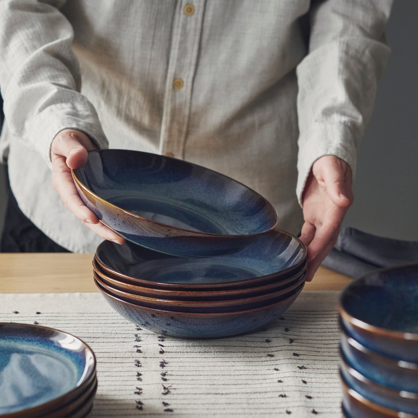 Een blauwe kom met de naam GLADELIG