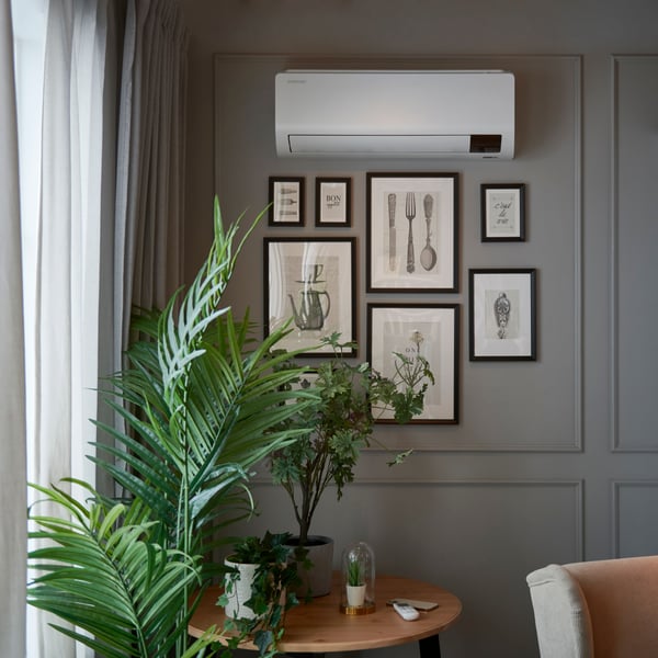 A black KNOPPÄNG frame