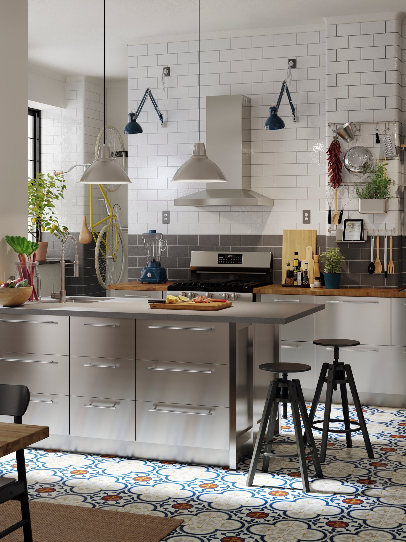 Een keuken met roestvrijstale VÅRSTA keukenfronten.