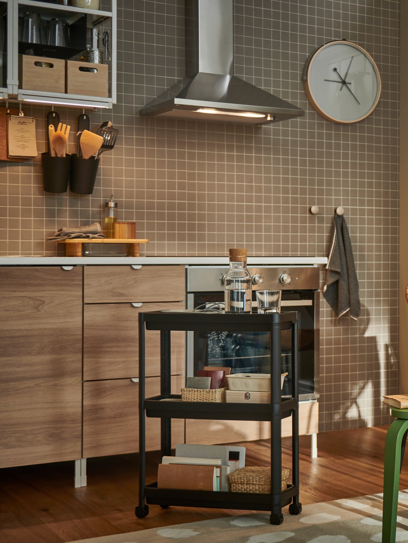 Cuisine ENHET en bois clair avec plan de travail blanc et desserte noire