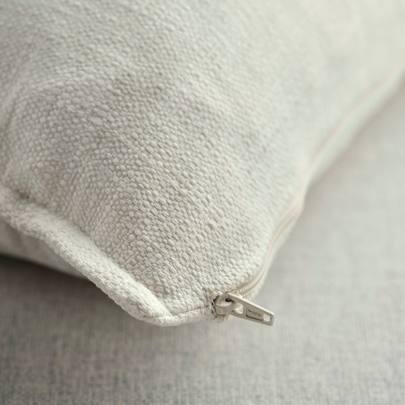 Luonnonvalkoinen LAGERPOPPEL-koristetyynynpäällinen.