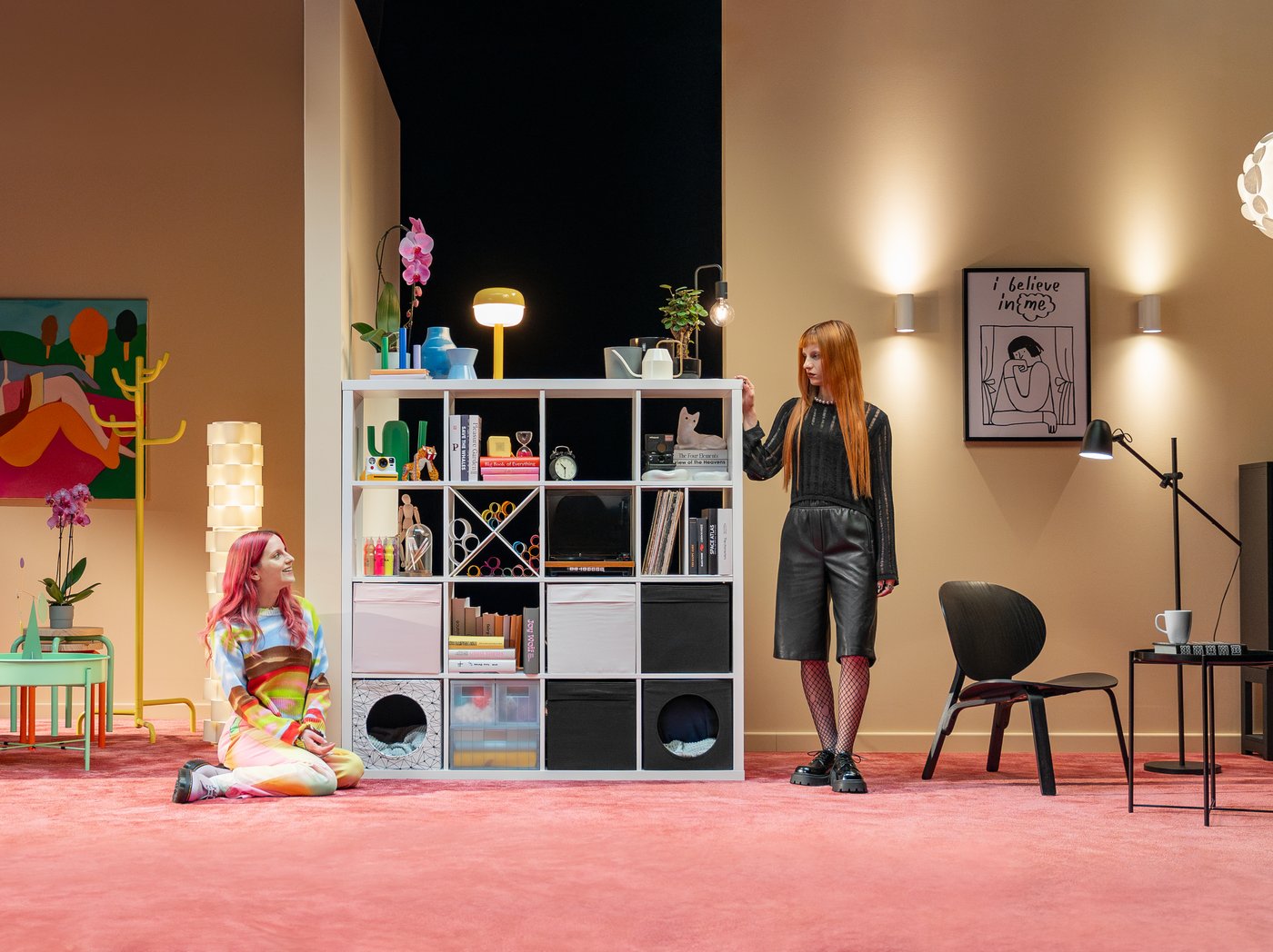 Regał Kallax. Mebel na środku pomieszczenia  zaaranżowany dla dwóch osób.