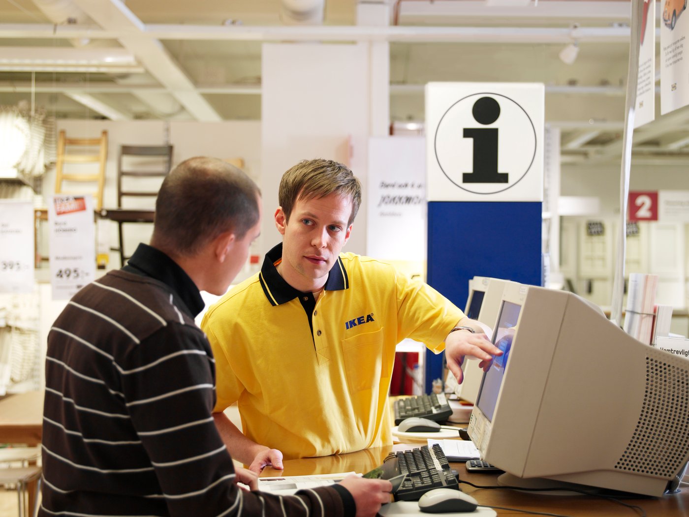 Vendeur IKEA avec client 