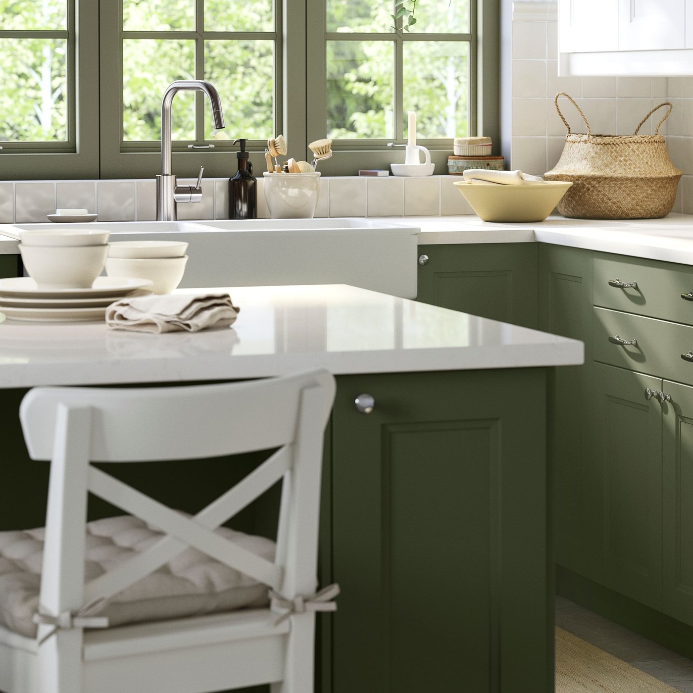 A kitchen with LOCKEBO custom-made worktop in white marble effect on a kitchen island with white bowls in front of a sink.