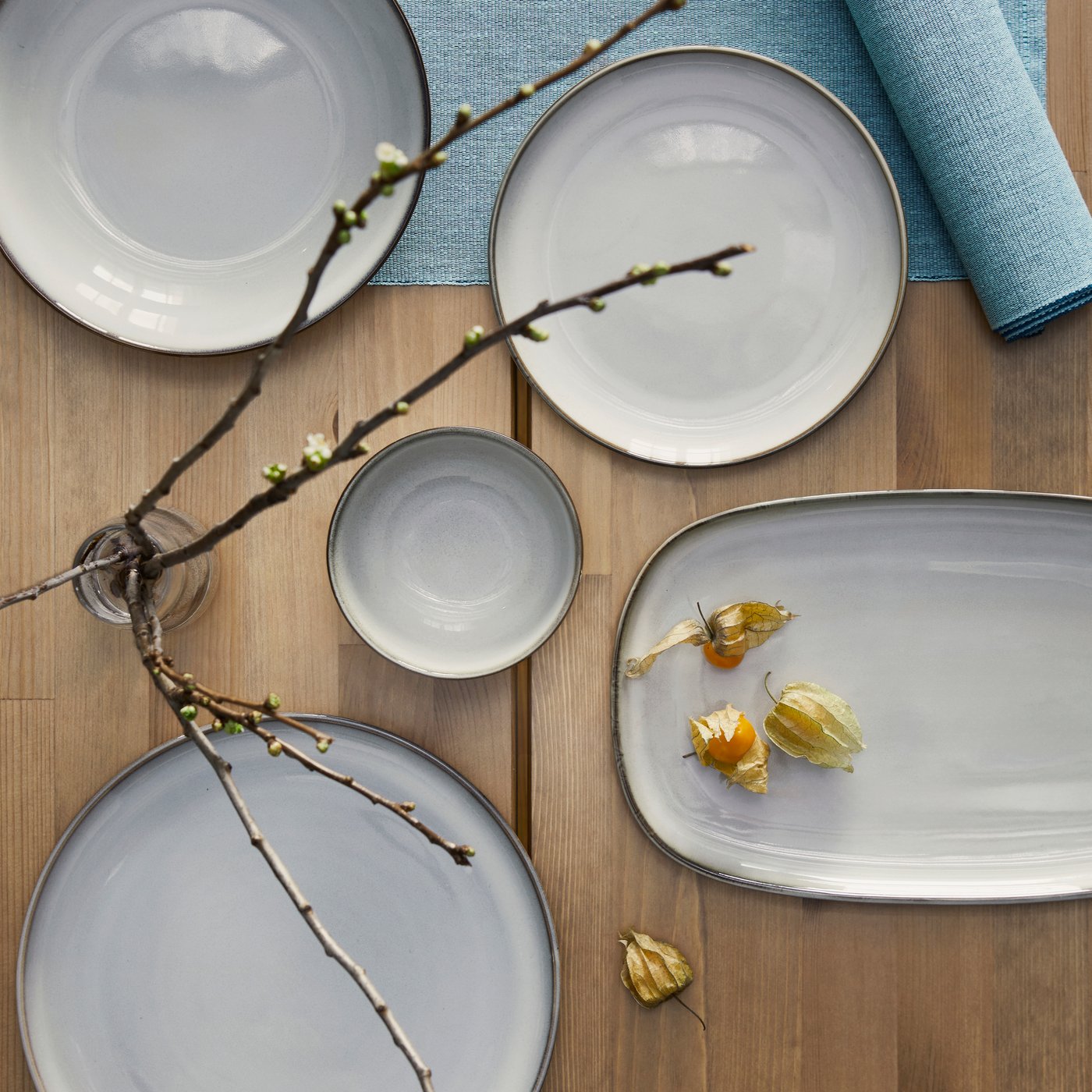 A grey GLADELIG plate