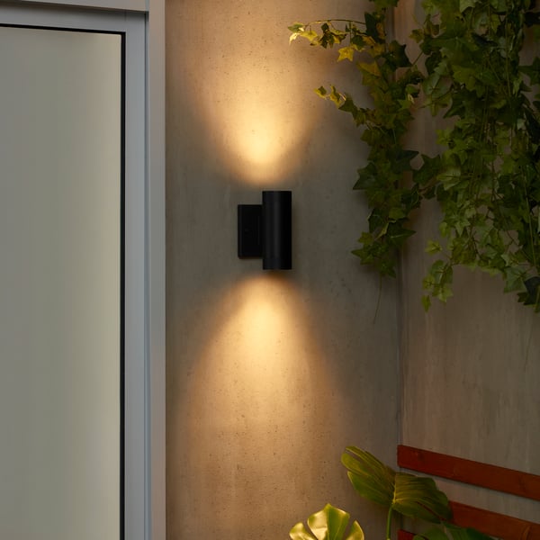 Un'applique da esterno nera GRÖNSPRÖT con illuminazione su/giù, cablata.