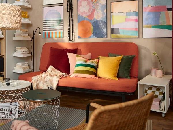 Un salon colorés avec un tapis BUDDINGE multicolore/à rayures, tissé à plat, fait à la main.