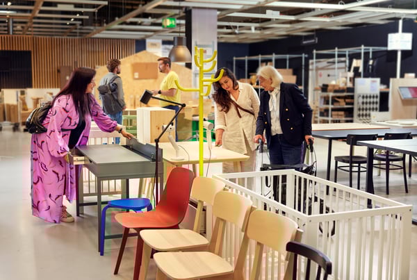 Clients cherchant des meubles à acheter dans la boutique circulaire IKEA.