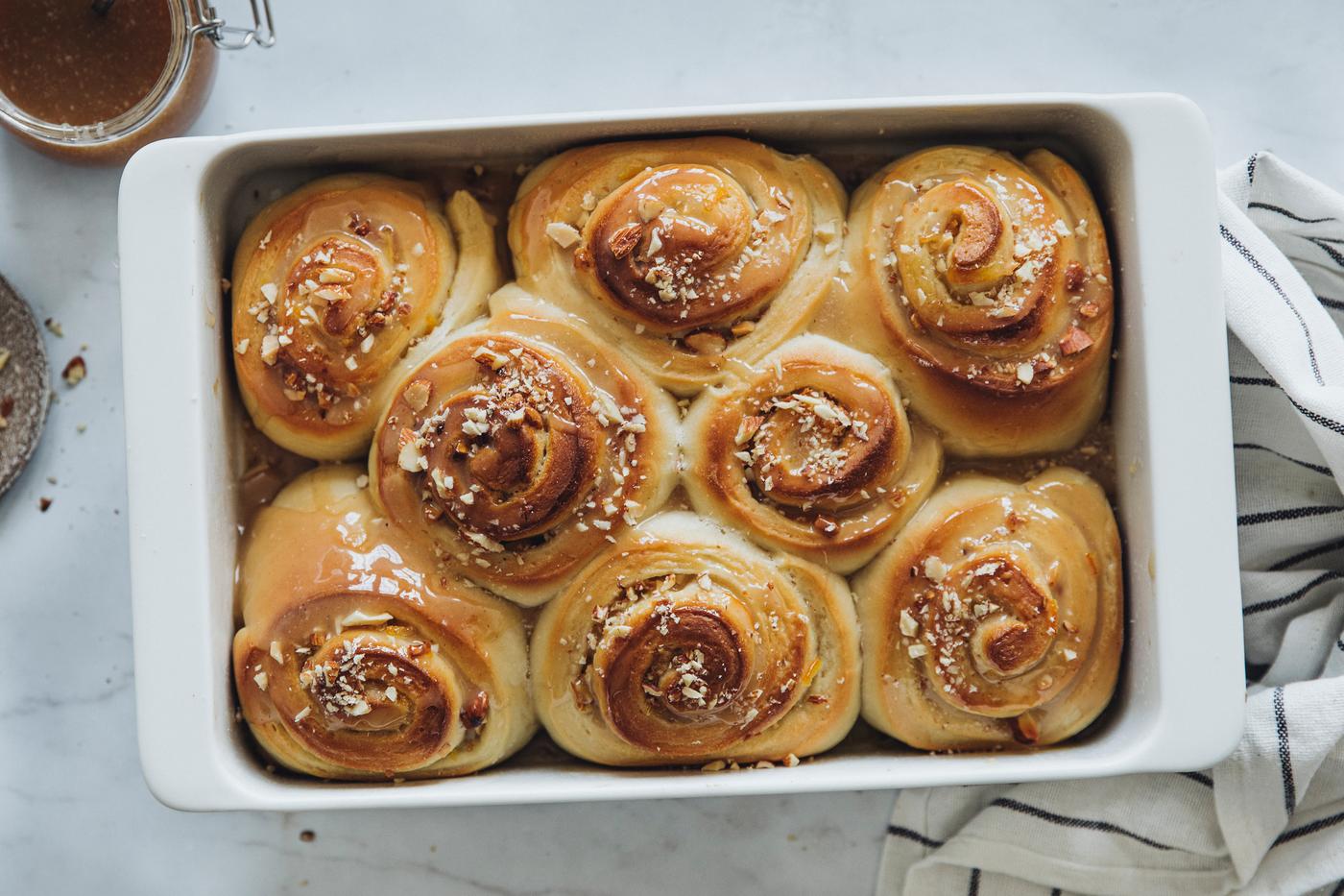 Vegan yeast knots with apple cider caramel