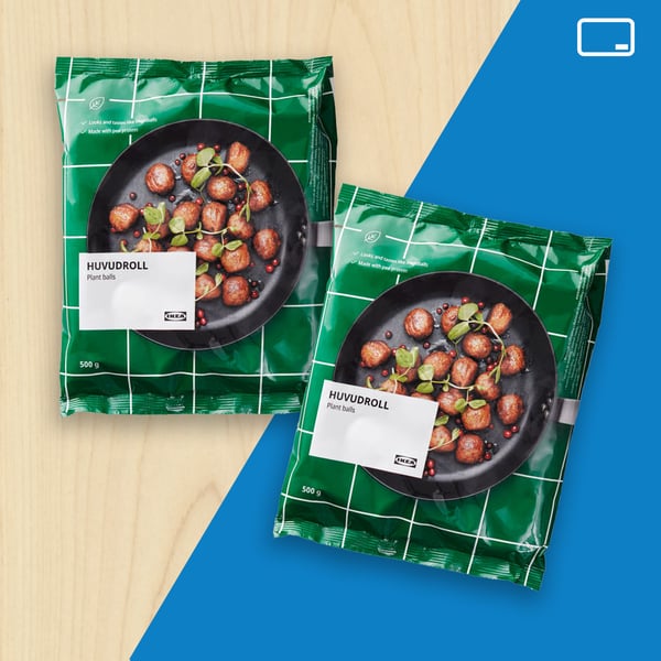 Tre confezioni di polpette HUVUDROLL di colori diversi e su sfondo in parte di legno e in parte blu.