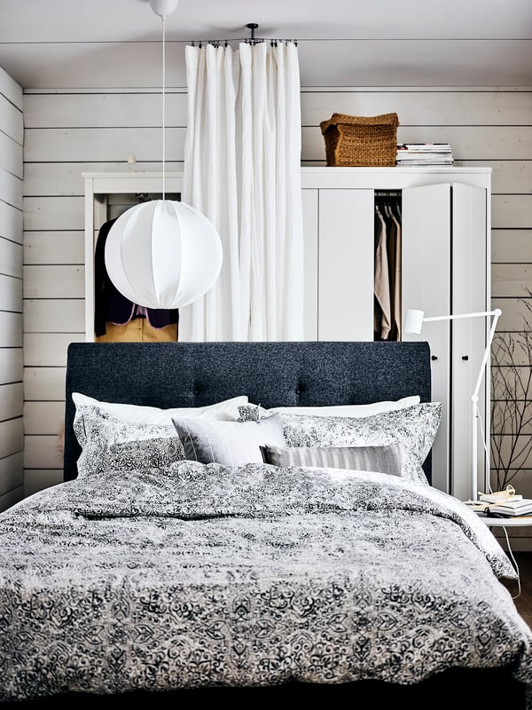 A jute TJILLEVIPS basket in the bedroom