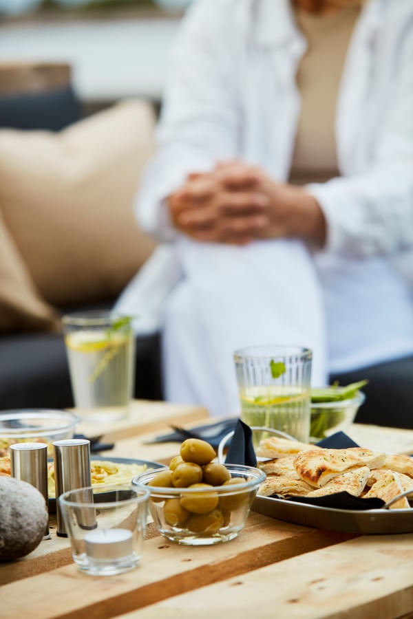 Une planche avec des apéritifs dessus 
