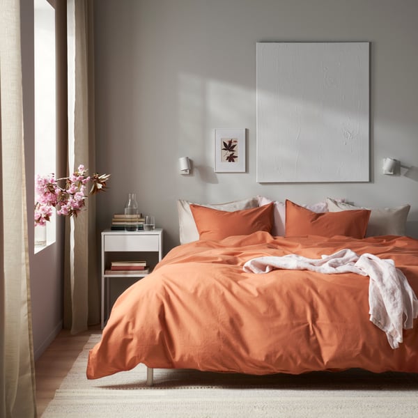 A red-brown ÄNGSLILJA duvet cover and 2 pillowcases