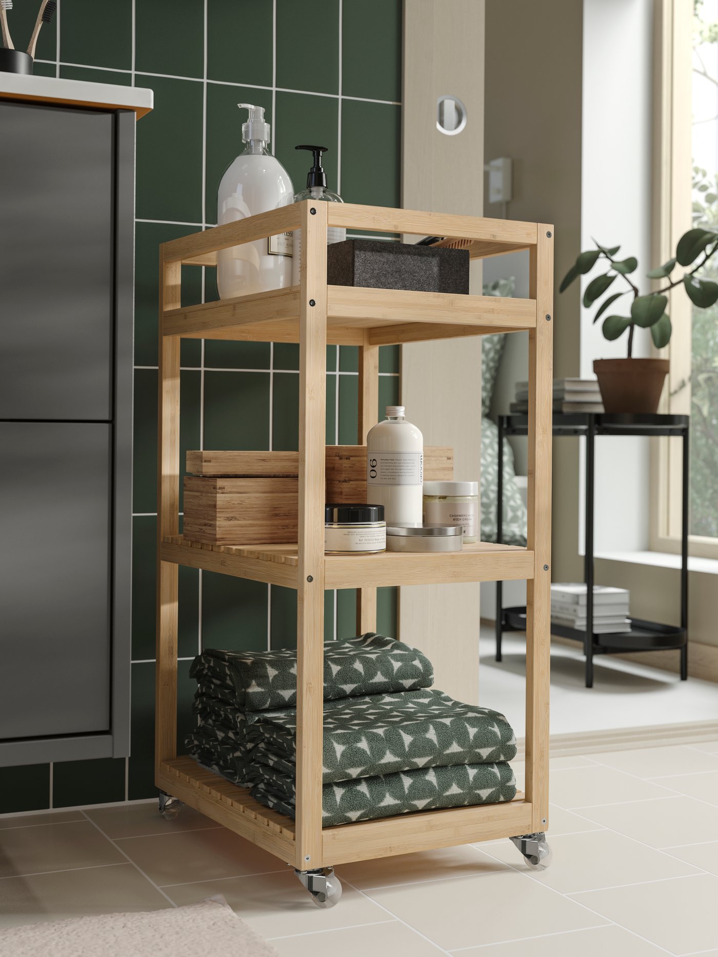 Un carrello RÅGRUND in bambù nel bagno