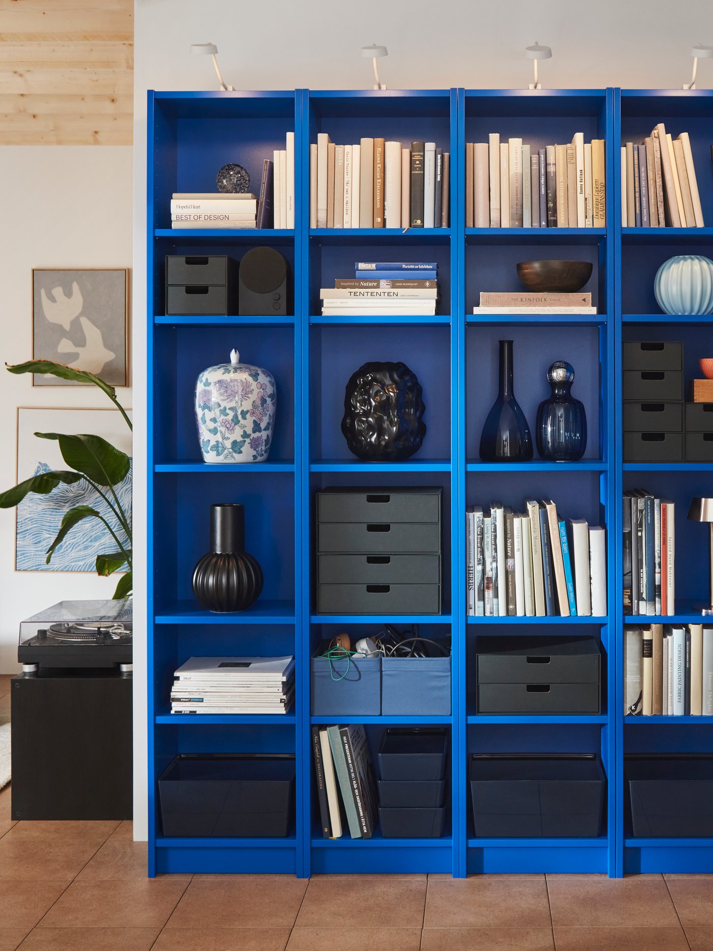 Biblitohèque BILLY bleu dans un salon