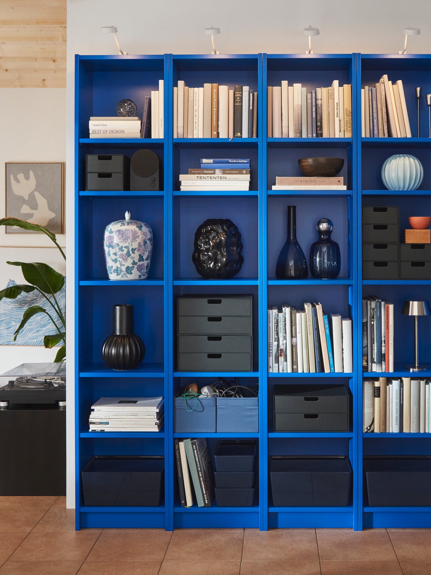 Niebieskie regały BILLY w pokoju dziennym.