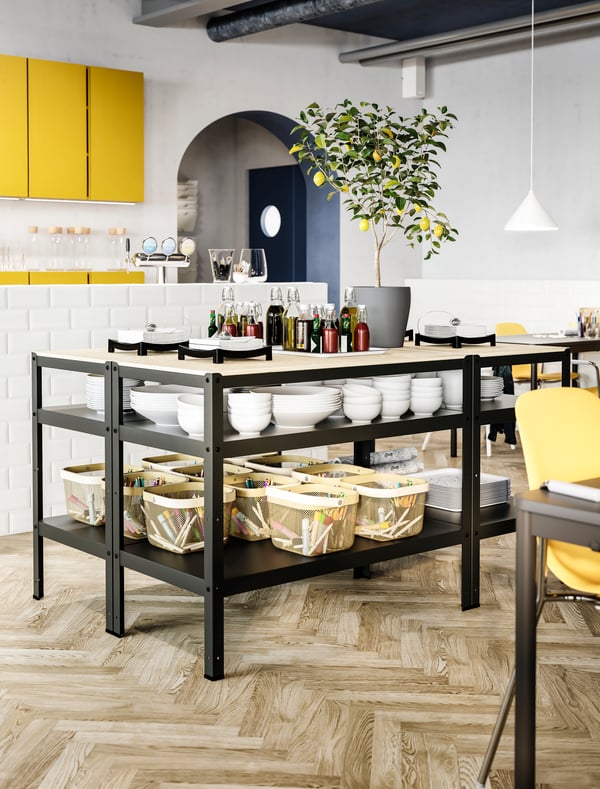 Restaurant-bureau avec chaises, table, mur et plantes