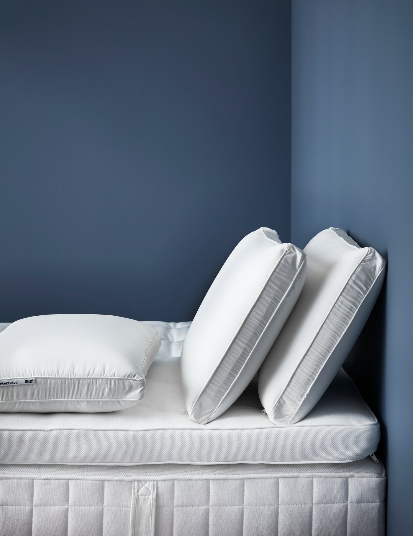 A PRAKTVÄDD ergonomic pillow, side sleeper in the bedroom