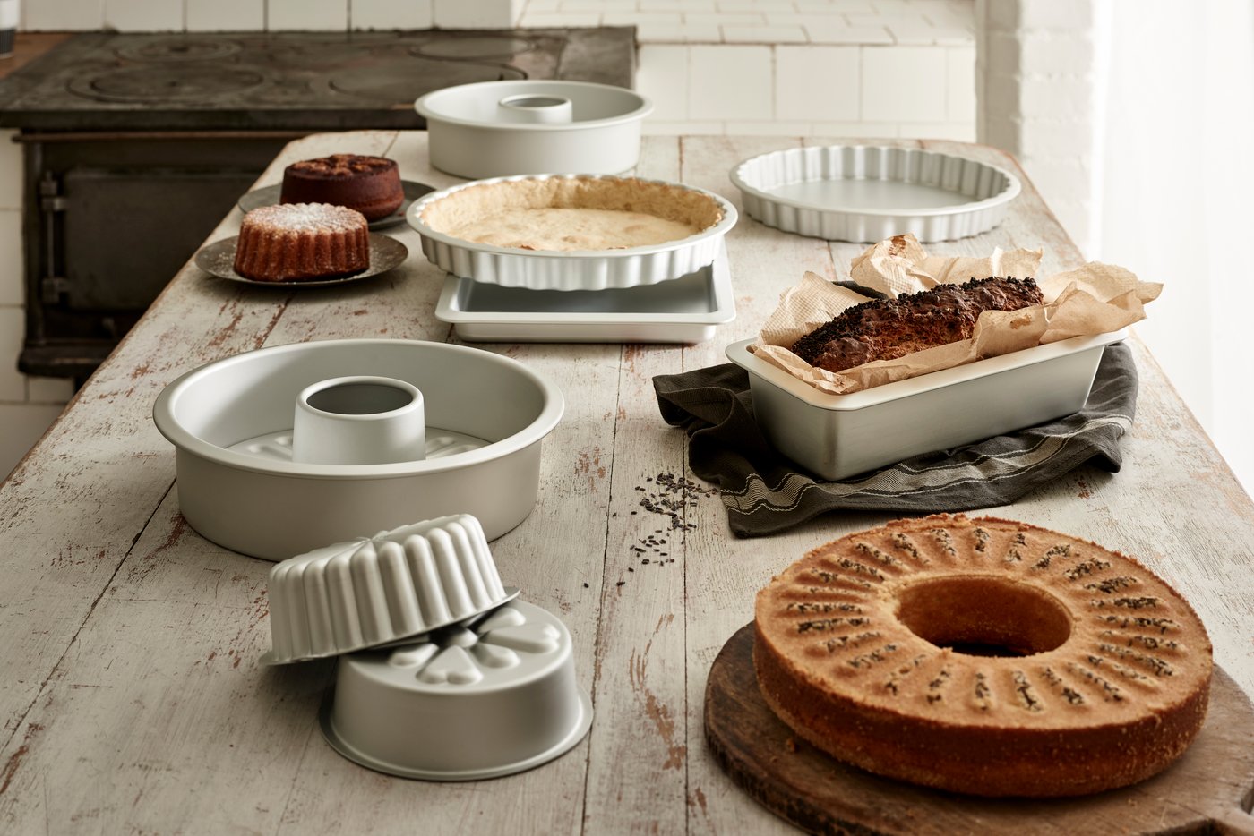 Naczynia do pieczenia na blacie kuchennym.