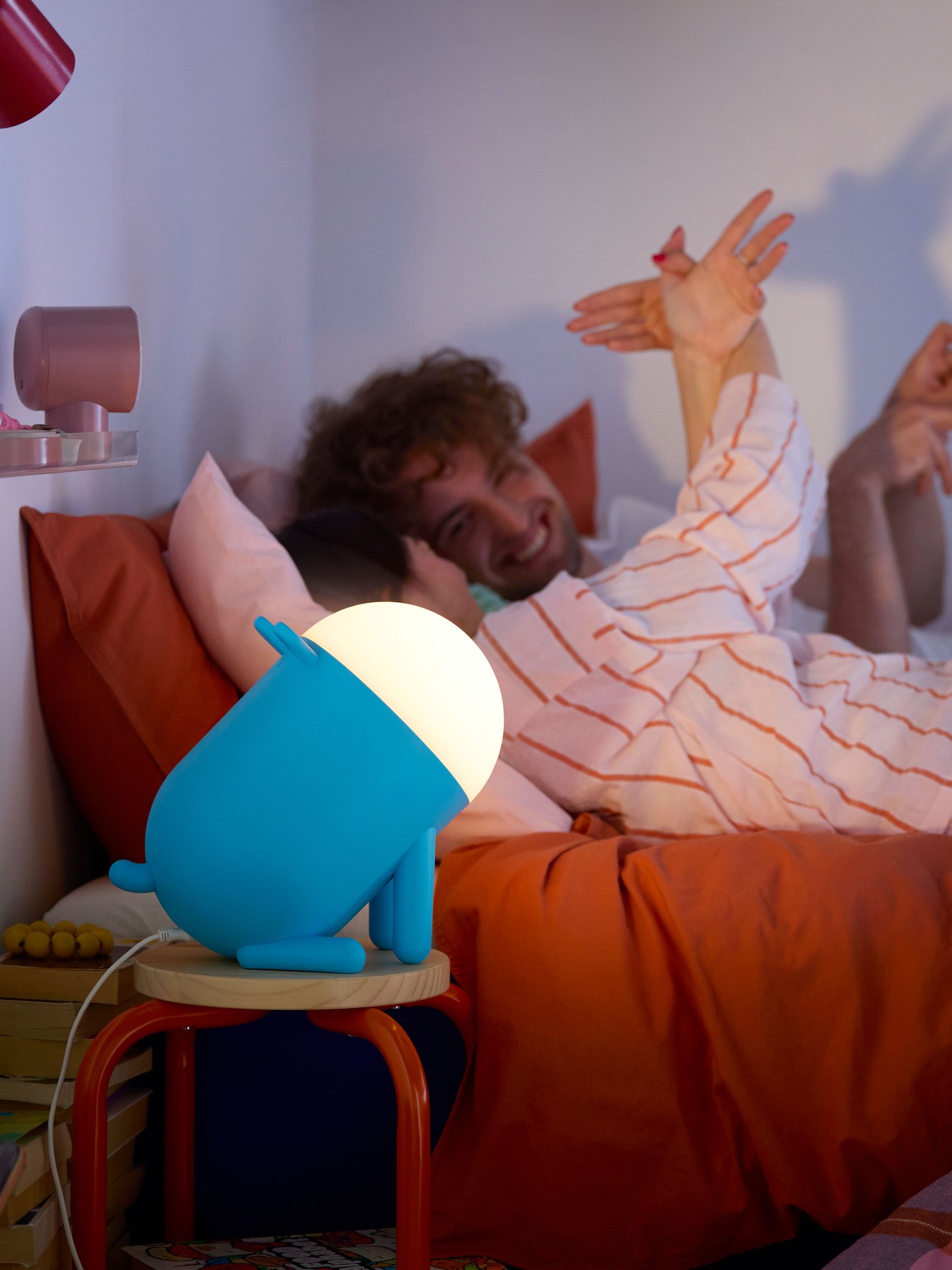 A dimmable/dog blue GREJSIMOJS LED table lamp