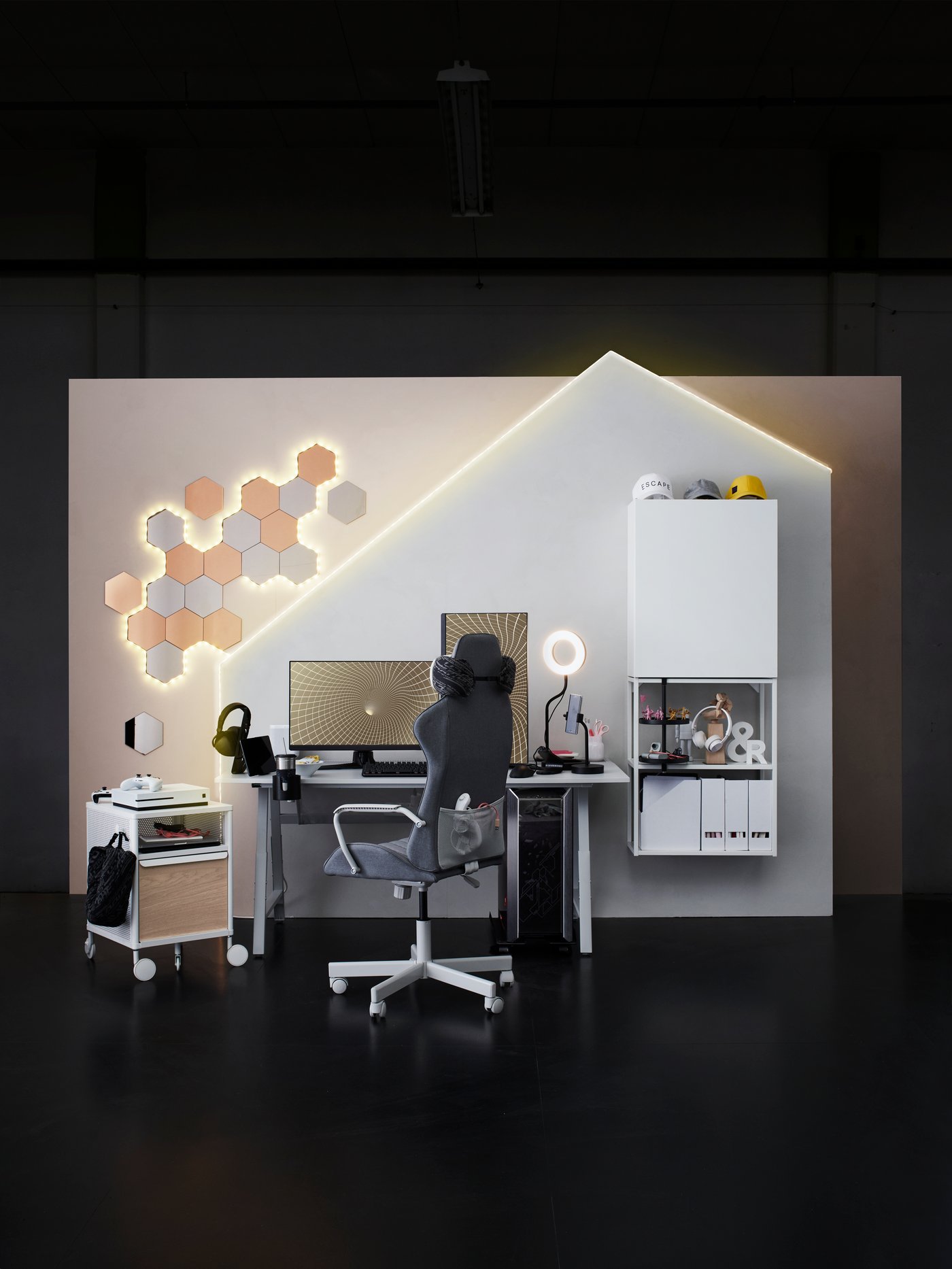 Ein weisses Gaming-Umfeld mit einem UTESPELARE Gamingschreibtisch und einem MATCHSPEL Gamingstuhl in der Mitte. Daneben ist ein BEKANT Aufbewahrungselement zu sehen.