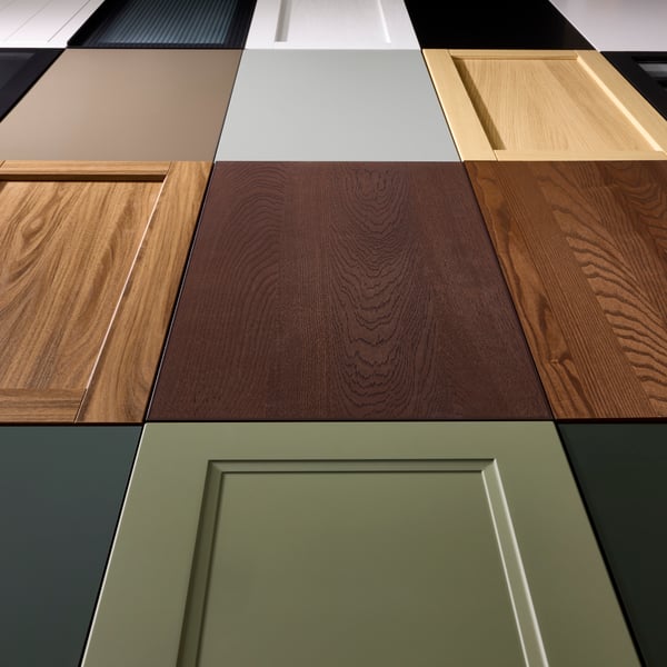 Kitchen fronts in different colours and with different expressions are placed in rows that stretch beyond the image.