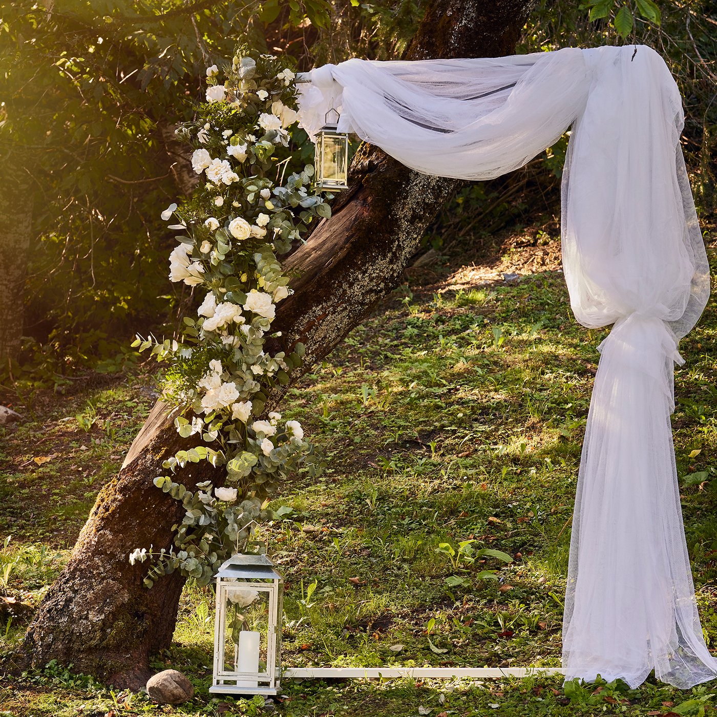 Ein BJÖRKSTA-Rahmen in Aluminiumfarbe