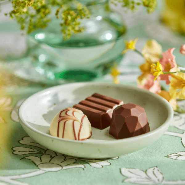 An assorted pralines VÅRKÄNSLA gift box