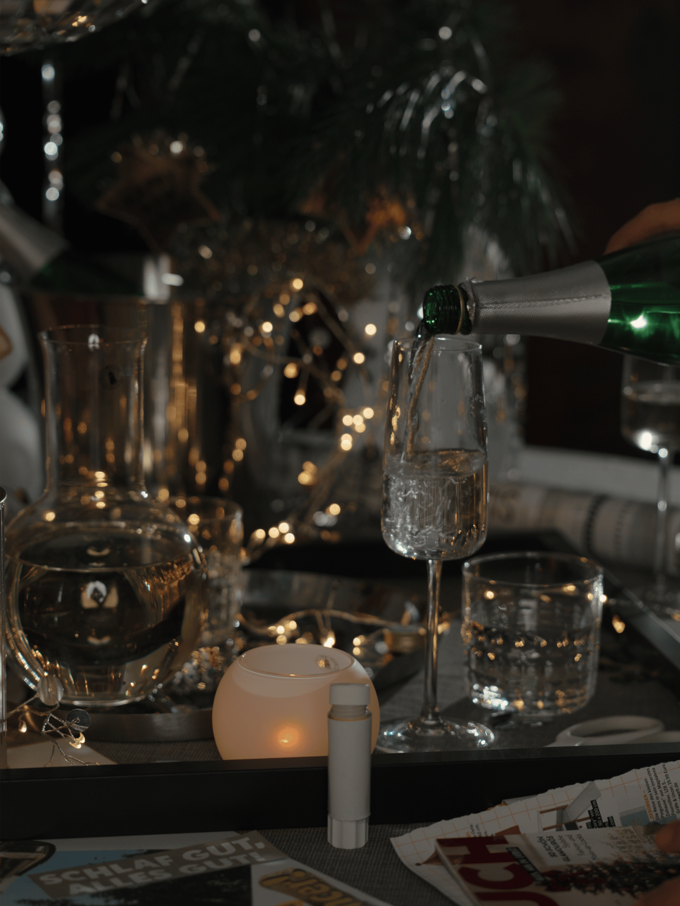 Ein Champagnerglas aus klarem Glas von DYRGRIP