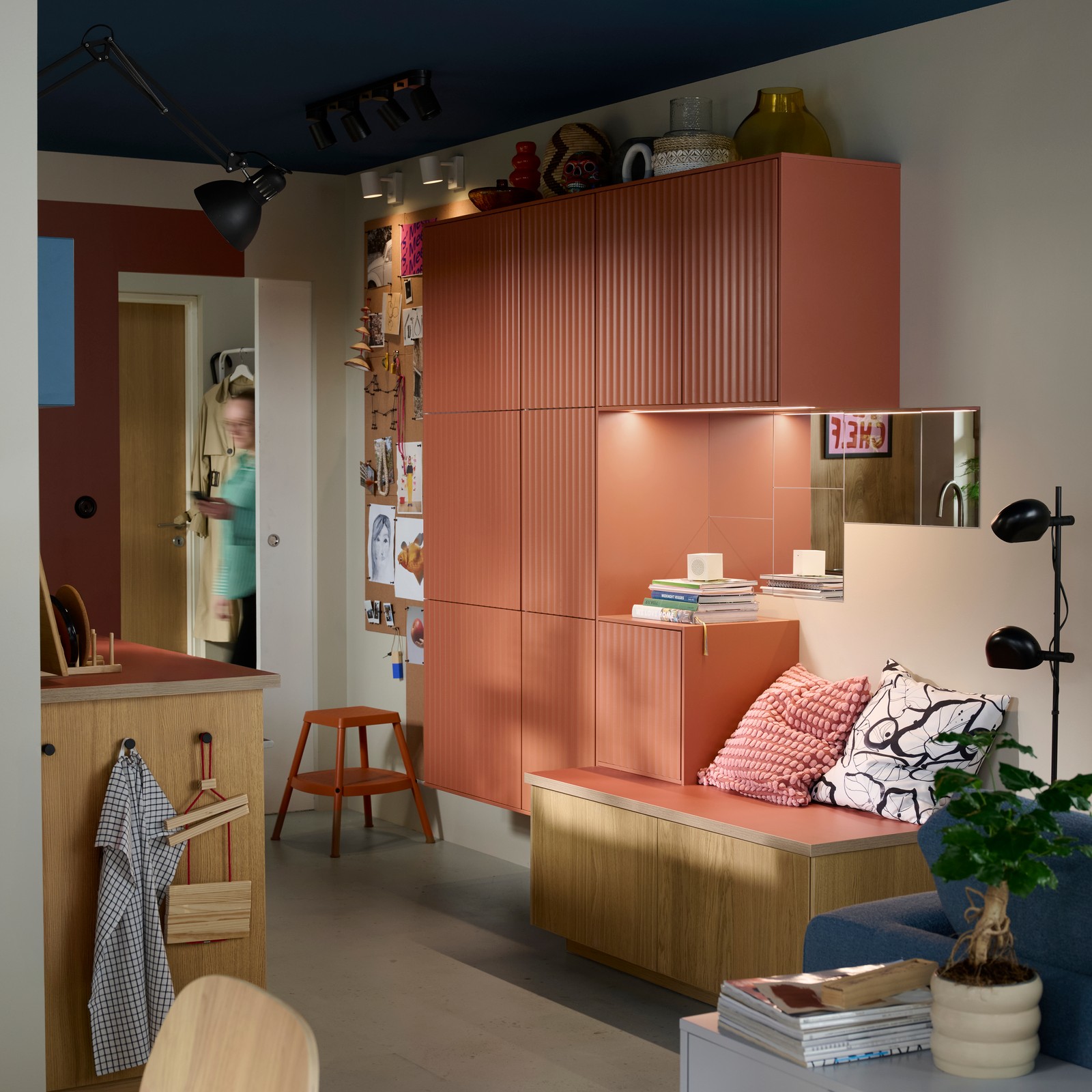 Kilka szafek kuchennych METOD z drzwiami TERRSJÖ o czerwonobrązowym, falistym wzorze, zamontowanych na ścianie w niewielkiej kuchni.