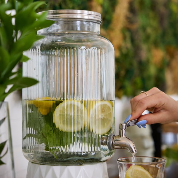 Dispenser con rubinetto VARDAGEN con limonata.