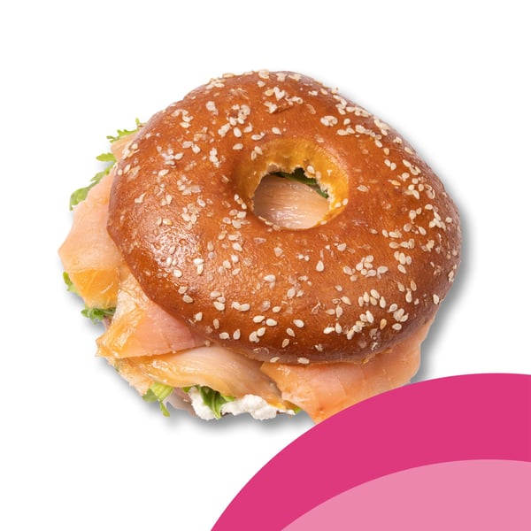 Un bagel con salmone affumicato a freddo, robiola e spinacini 