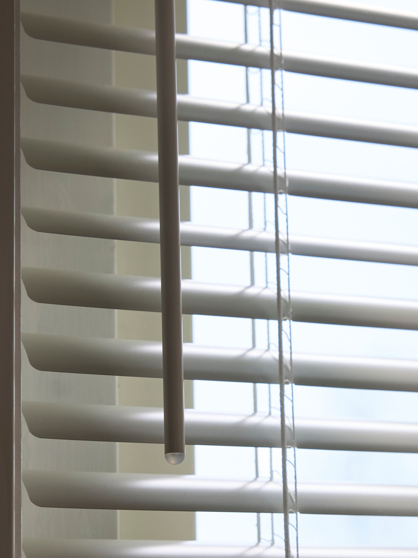 A white VECKLARFLY Venetian blind in the bedroom