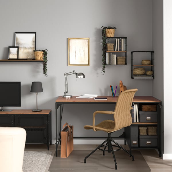 Ein FJÄLLBO Schreibtisch mit einer Tischplatte aus Holz.