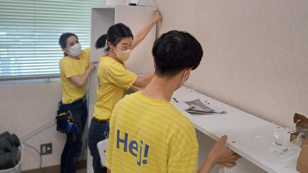 収納棚を組み立てているIKEA前橋のコワーカー。