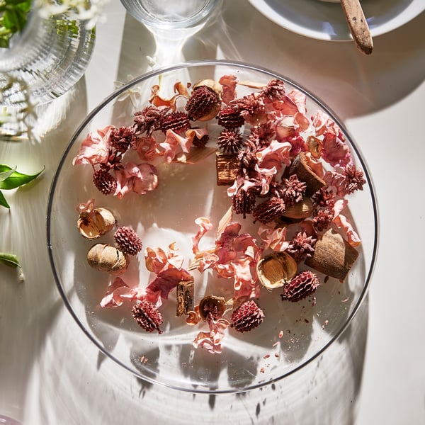 A Jasmine/pink LUGNARE scented potpourri