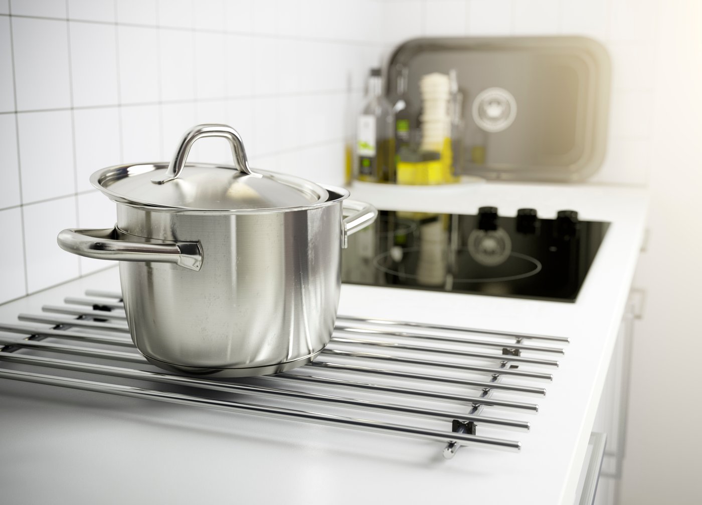 Plaque de cuisson noire avec un dessous de plat en inox