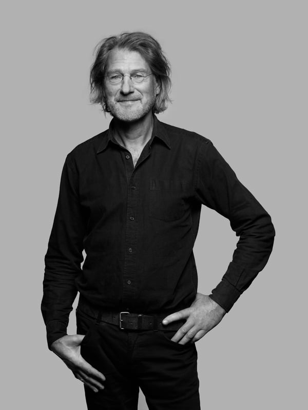 Der Designer der STOCKHOLM Kollektion 2025, Nike Karlsson, auf einem schwarz weiß Foto.
